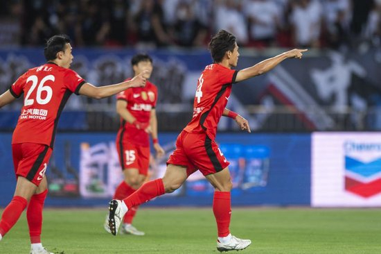 36岁王燊超两首发两球,海港老将用表现回击饭圈拉踩 36岁王燊超两首发两球,海港老将用表现回击饭圈拉踩