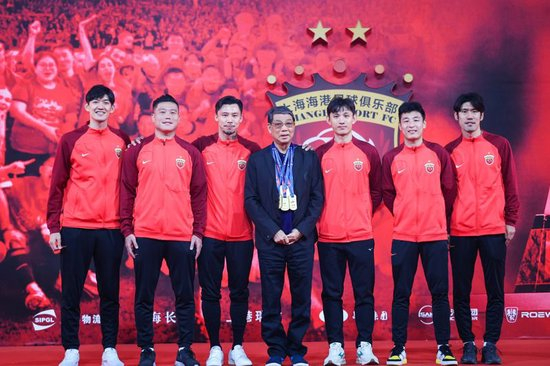 36岁王燊超两首发两球,海港老将用表现回击饭圈拉踩 36岁王燊超两首发两球,海港老将用表现回击饭圈拉踩