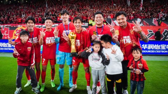 36岁王燊超两首发两球,海港老将用表现回击饭圈拉踩 36岁王燊超两首发两球,海港老将用表现回击饭圈拉踩
