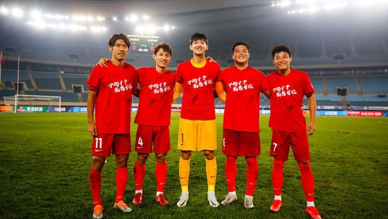 36岁王燊超两首发两球,海港老将用表现回击饭圈拉踩 36岁王燊超两首发两球,海港老将用表现回击饭圈拉踩