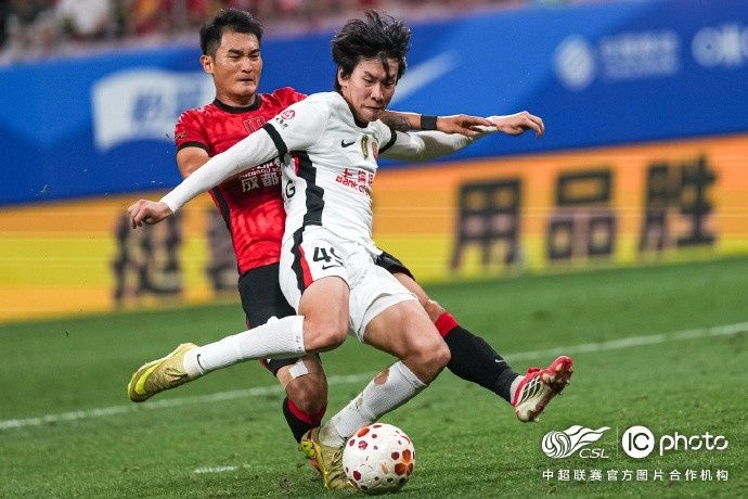 李新翔单刀定乾坤 颜骏凌两度神扑海港客胜蓉城