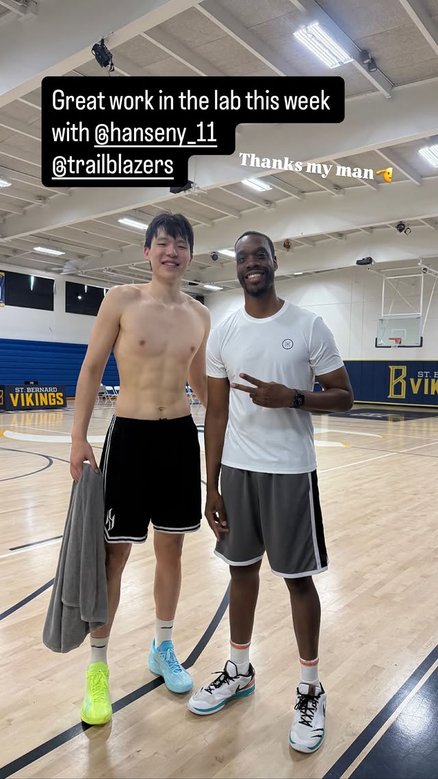 杨瀚森社媒晒照:休赛期加练,六块腹肌显露