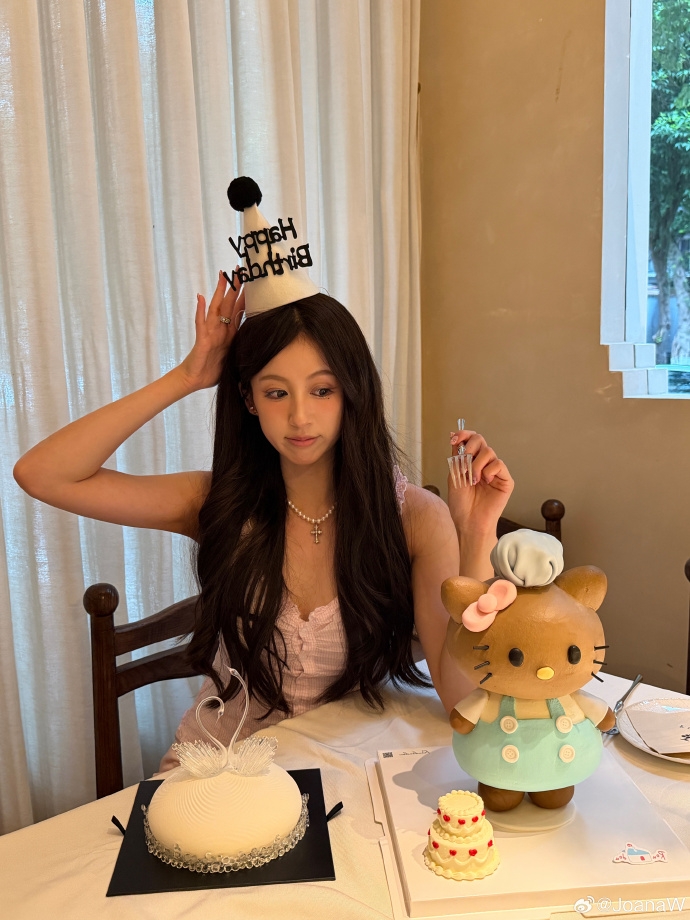 韦世豪社媒祝妻生日:永远18岁 韦世豪社媒祝妻生日:永远18岁