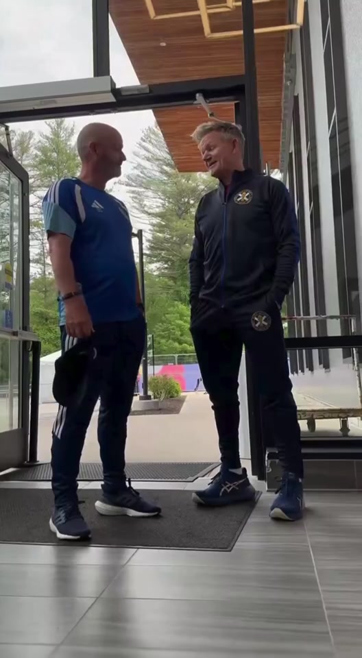 戈登·拉姆齐现身苏格兰训练营,罗伯逊赠26号战袍
